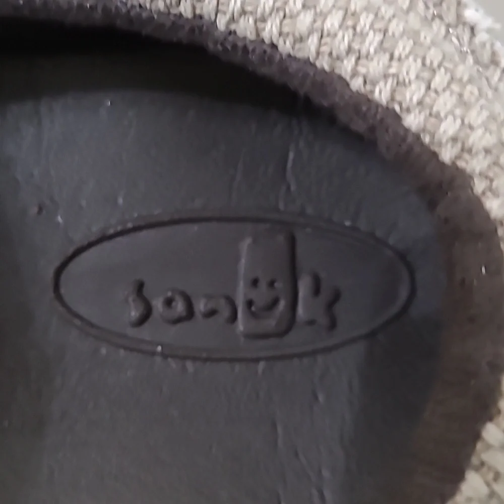 Sanuk Textured Neutral Color Sidewalk Surfers Slip-Ons size 8.